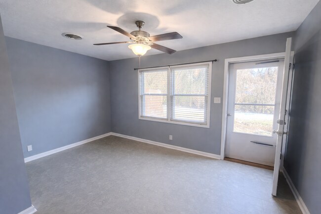 Building Photo - Lovelaceville Road