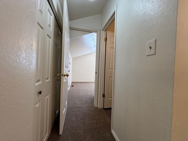 Building Photo - SPACIOUS 3 BEDROOM TOWNHOME FOR RENT IN DO...