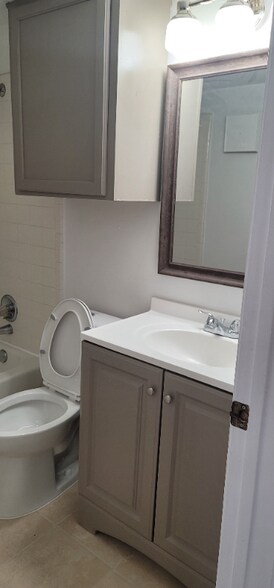 Building Photo - Room in Condo on Walnut St