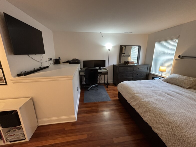 Building Photo - 1550 N Warren Ave