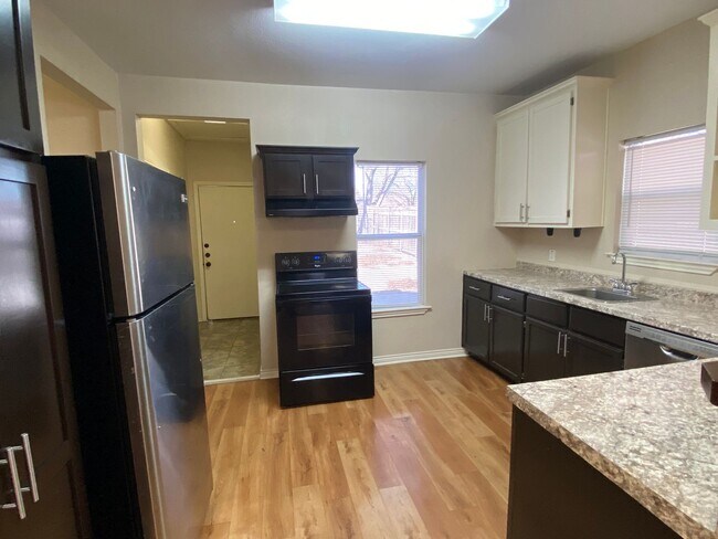 Building Photo - 3 BEDROOM, NEAR SCOTT AND WHITE