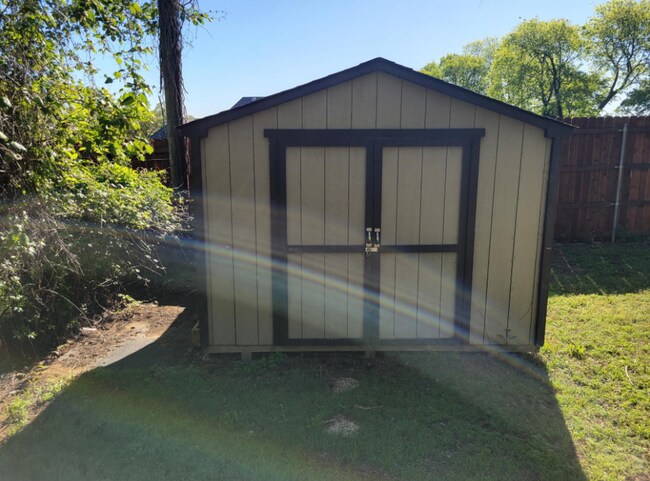 Building Photo - 3159 Southlake Park Rd