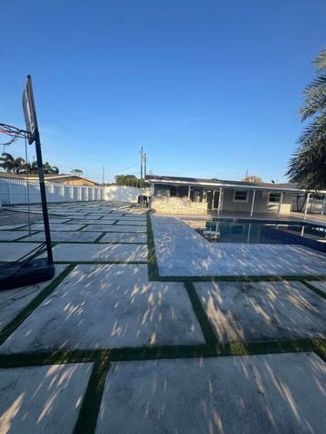 Building Photo - 2591 Rosehaven Rd