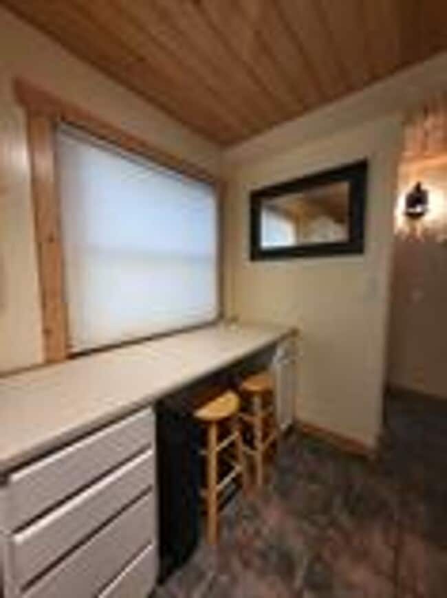 Building Photo - BEST DEAL IN SUMMIT !  Sunlight from all sides of the building!  Balcony! In unit washer dryer! B...