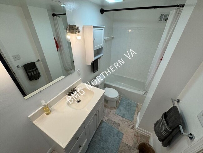 Building Photo - 3245 Rio Dr