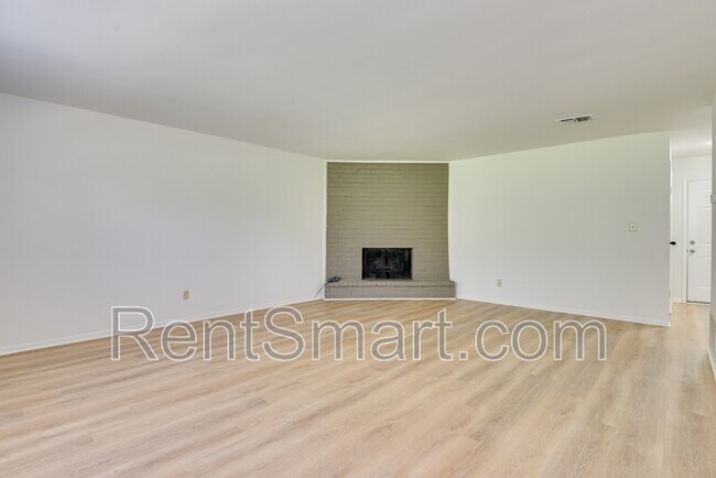 Building Photo - 4315 Parkwood Dr