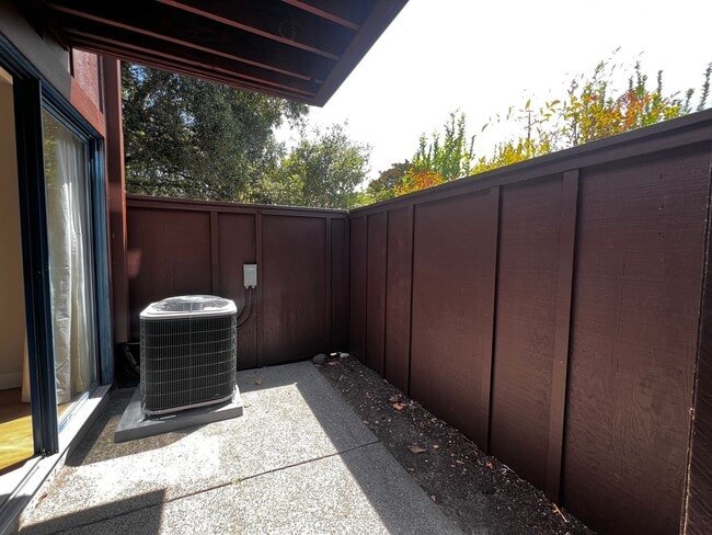 Building Photo - Updated 2-Bedroom Townhome in Novato