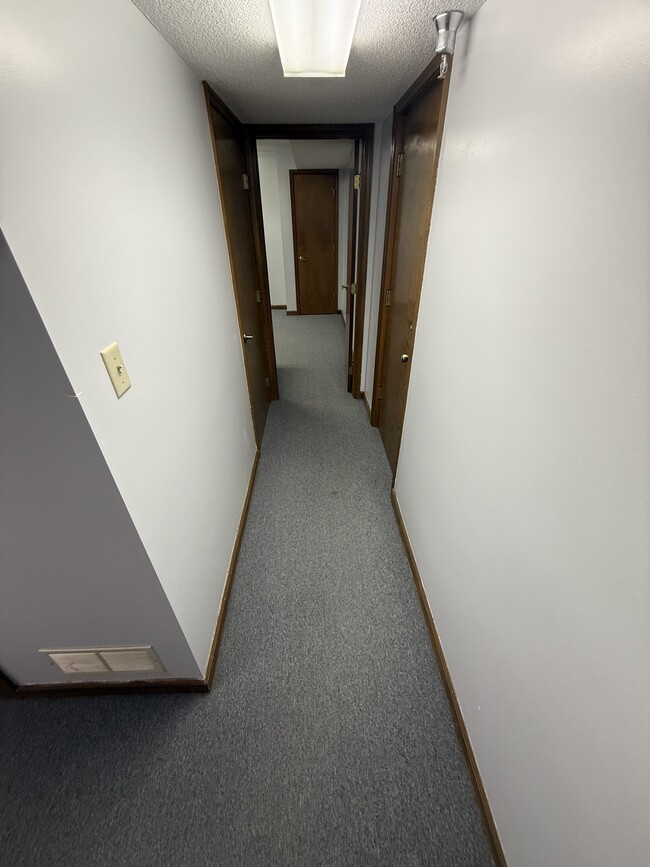 Building Photo - 1052 N University Blvd