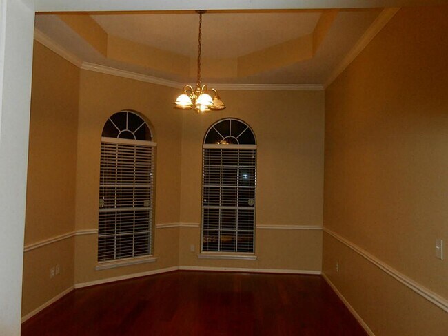 Building Photo - 6 Windfern Pl