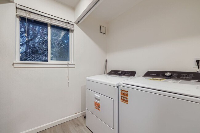 Building Photo - Beautiful 2Bed/1.75Bath in an Exclusive Community in the heart of Kirkland!