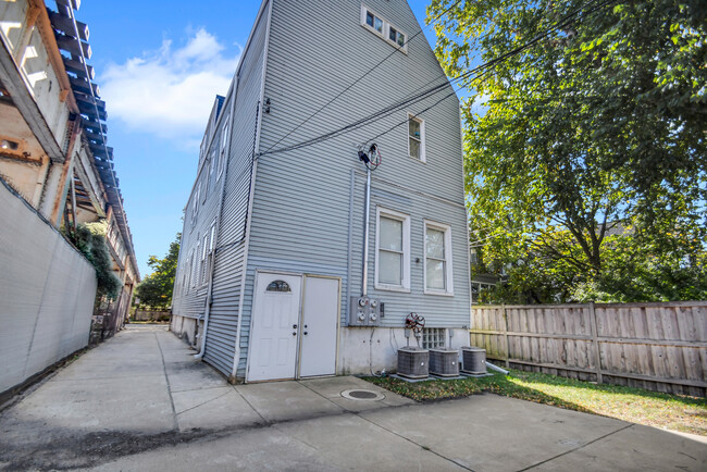 Building Photo - 1820 W Belle Plaine Ave