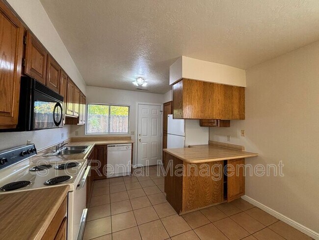 Building Photo - 325 N Main St