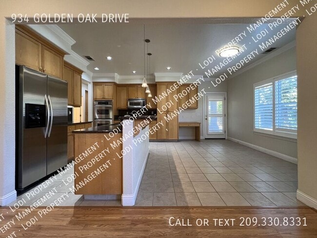Building Photo - 934 Golden Oak Dr