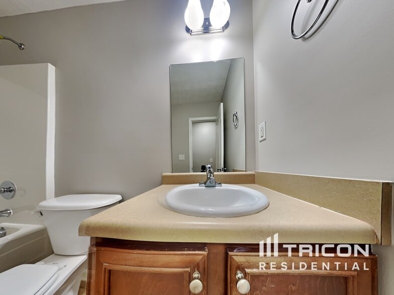 Building Photo - 45 Shadowbrook Ct