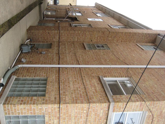 Building Photo - 2318 S 17th Ave
