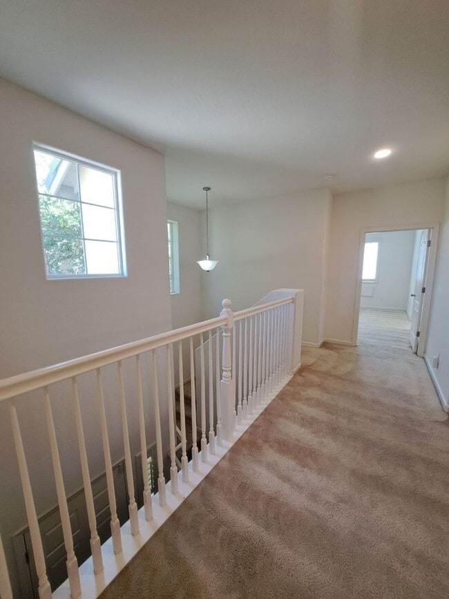 Building Photo - Beautiful 4 Bedroom Home Near Island Water...