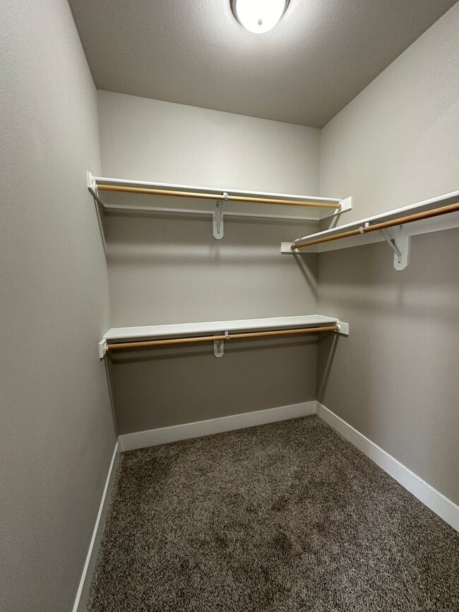 Building Photo - Centrally Located in Kennewick!