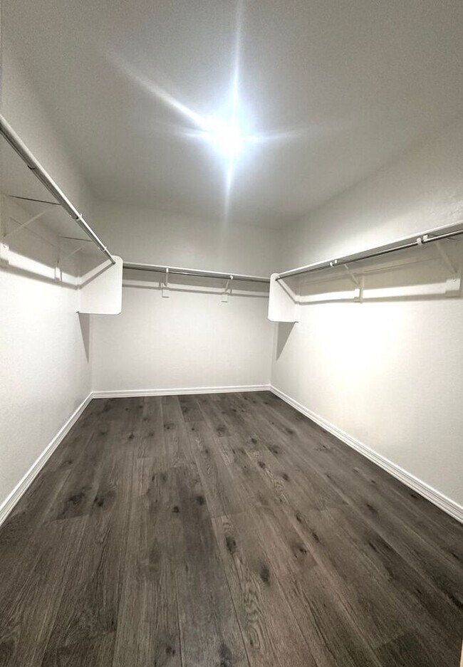 Building Photo - Mission Royal Resort Living Community! 5bd 3ba! Golf Course & Water Park!