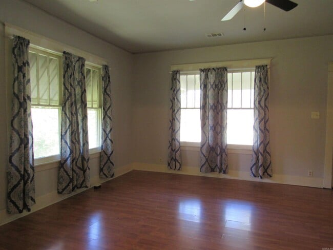 Building Photo - 405 E Main St