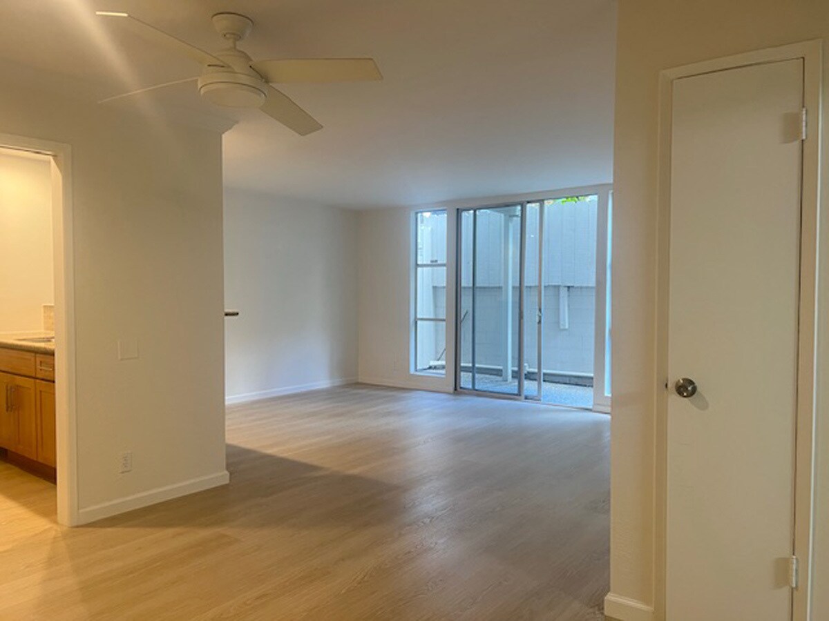 Building Photo - 811 York St