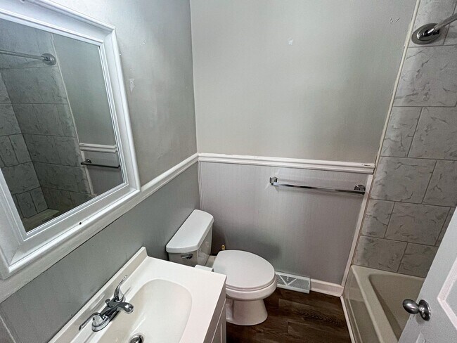 Building Photo - Charming bungalow 2 Bedrooms, 1 Bathroom in Winston Salem