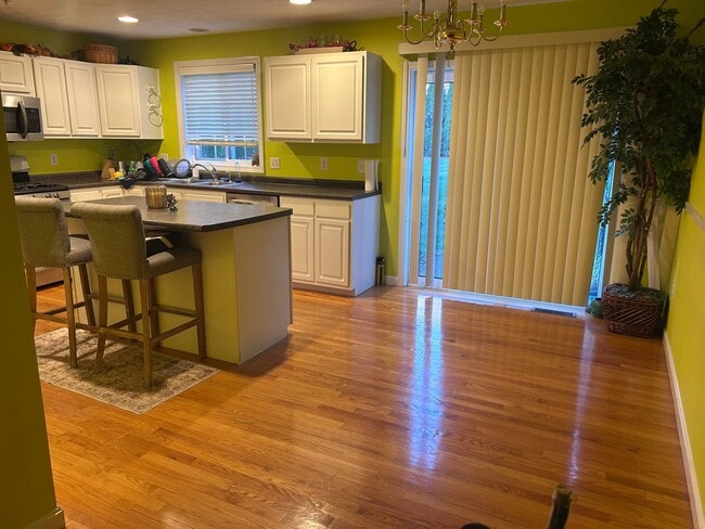 Building Photo - Southern Nashua Townhouse For Lease