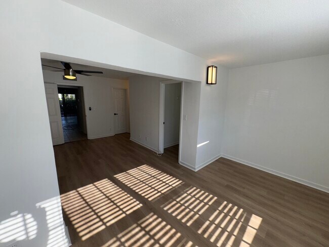 Building Photo - 110 N Lakeside Dr