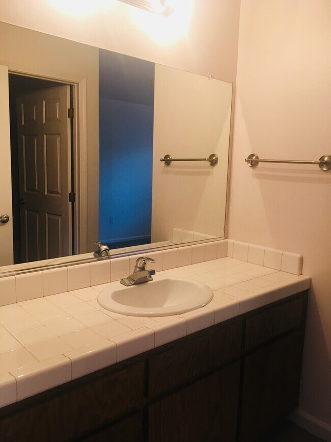 Building Photo - Spacious Apartment!!!