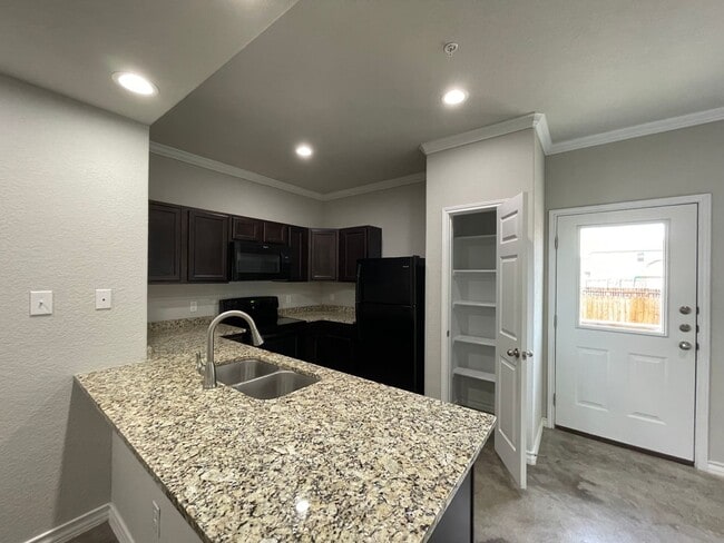 Building Photo - Townhome for rent
