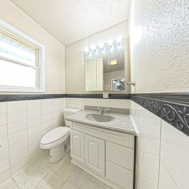 Building Photo - Newly updated 2 bedroom 1 bathroom home-Melcher