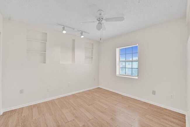 Building Photo - 3 BR / 3 BA + Patio + Parking AVAIL 8/1
