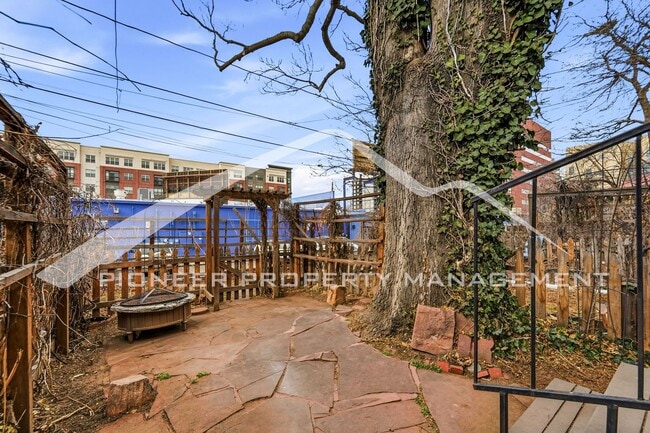 Building Photo - Charming Townhouse with Central AC and Great Location!