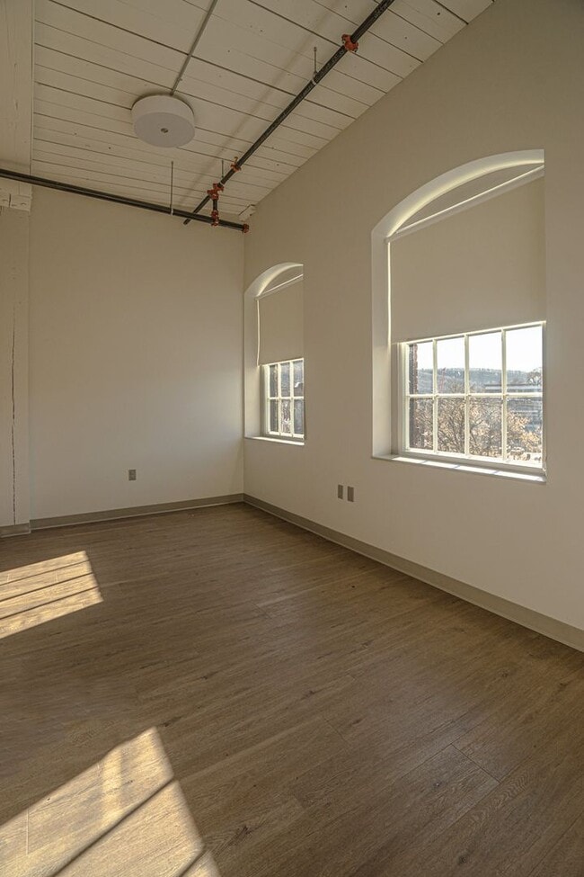 Building Photo - Bright Studio Apartment - Brattleboro, VT. $1450/month, 425 sq.ft. ALL UTILITIES INCLUDED- Availa...