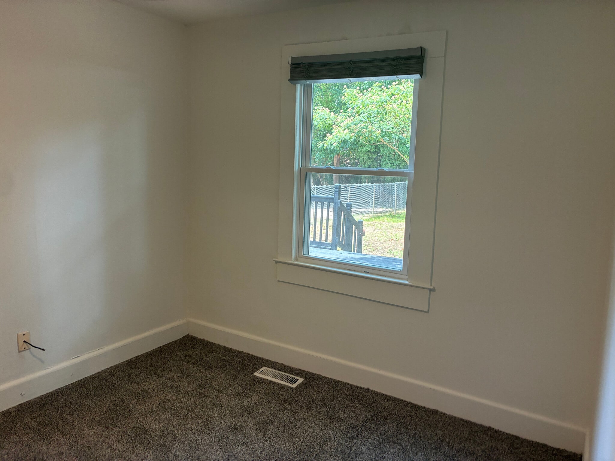 Building Photo - Room in House on Carlton Ave