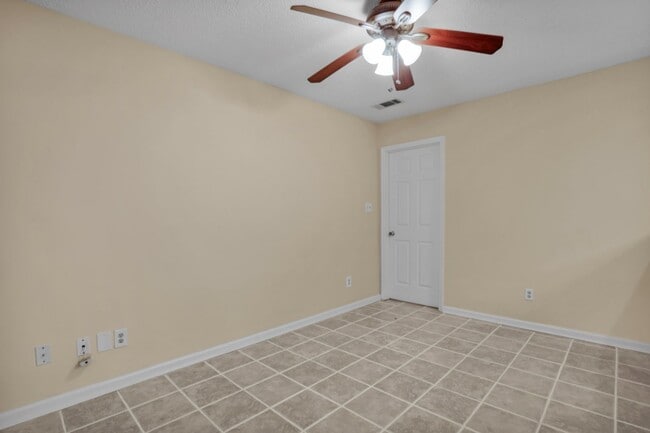 Building Photo - 8 N Nicholson Cir