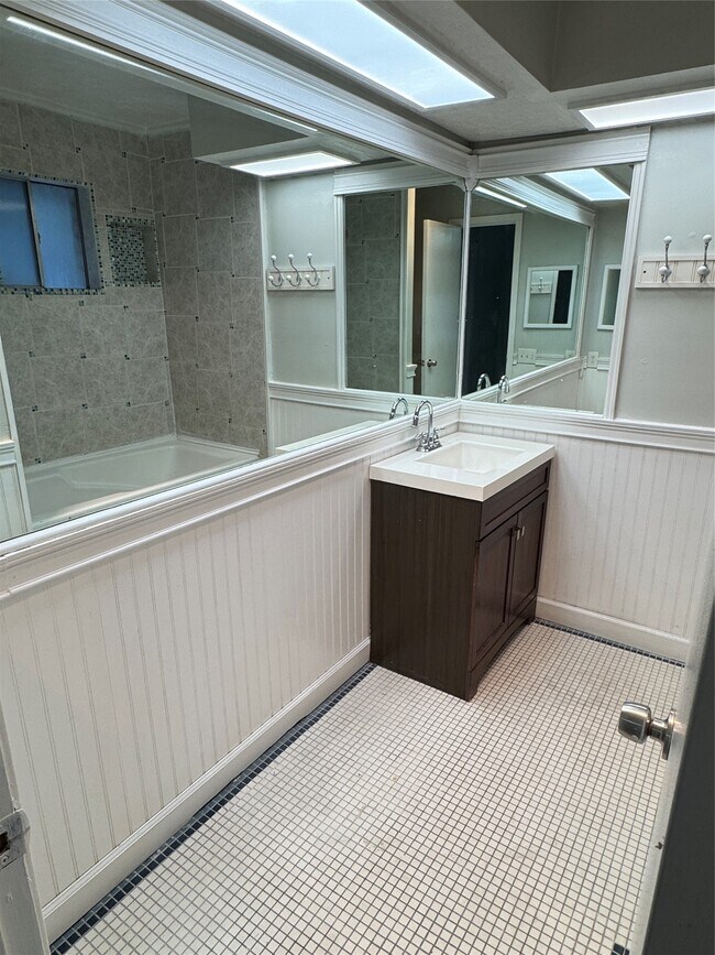 Building Photo - 23115 Ludgate Dr