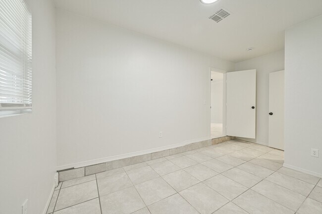 Building Photo - 4720 SE 50th St