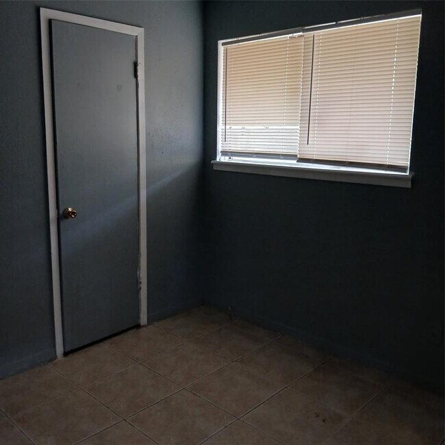 Building Photo - 11239 Spottswood Dr