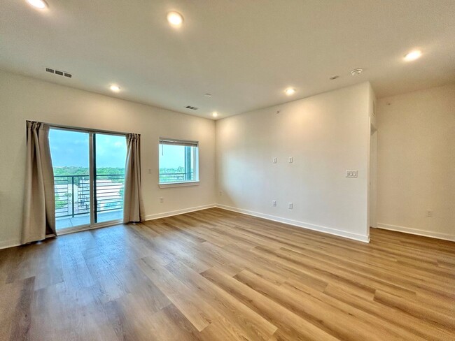 Building Photo - Beautiful and Spacious 1/BR 1/BA Home with...