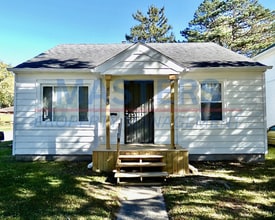 Building Photo - Three Bedroom House