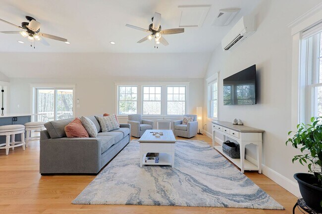 Building Photo - Newly Renovated Winter Rental on a Private...
