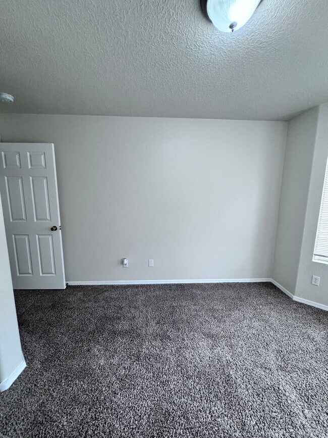 Building Photo - MOVE IN SPECIAL! Great 3 bed, 2 bath, 1575 sq ft home in Huning Ranch!