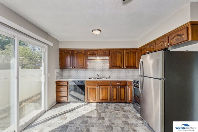 Building Photo - 3 bedroom 2 bath duplex - SE Wichita