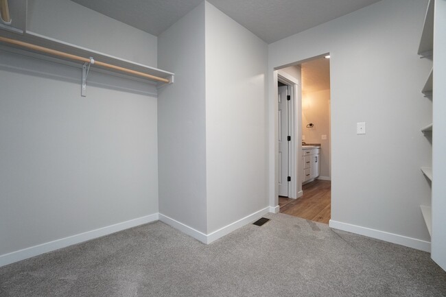 Building Photo - 1512 W Cub River Dr