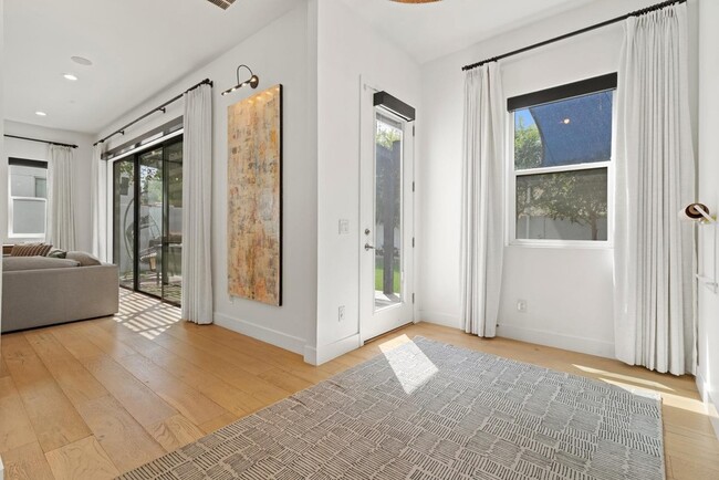 Building Photo - 4533 E Devonshire Ave