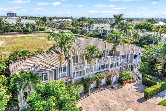 Building Photo - 993 8th St S