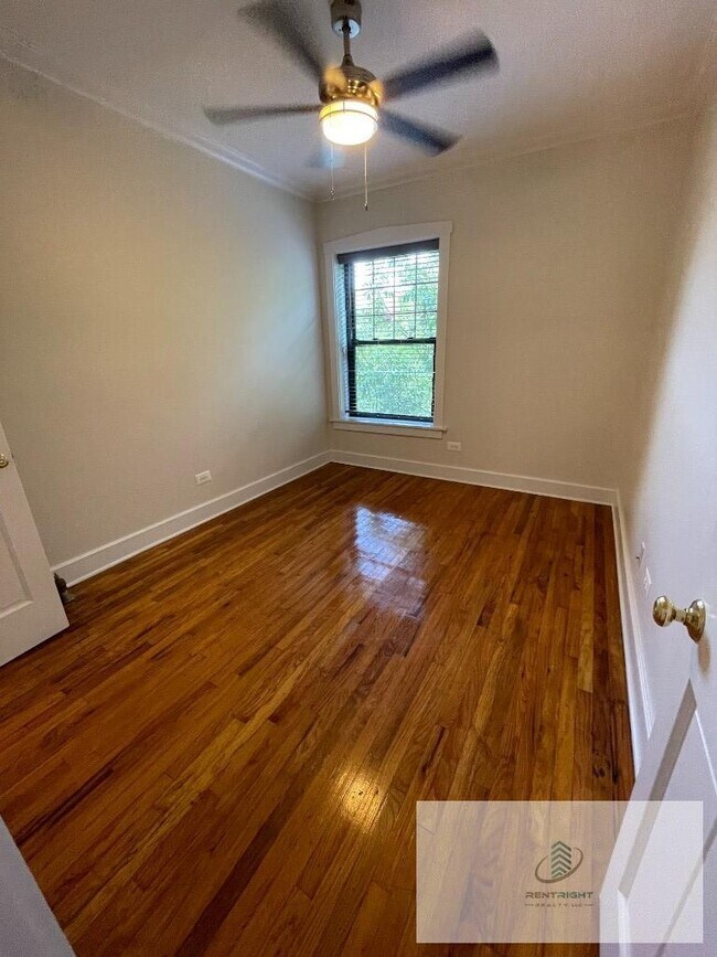 Building Photo - 845 W Agatite Ave