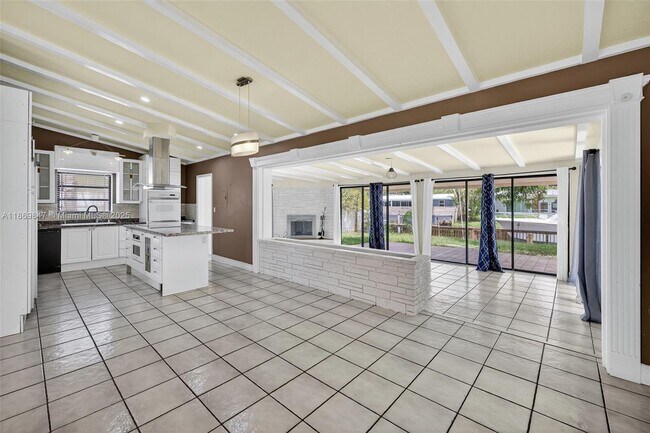 Building Photo - 2606 Gulfstream Ln