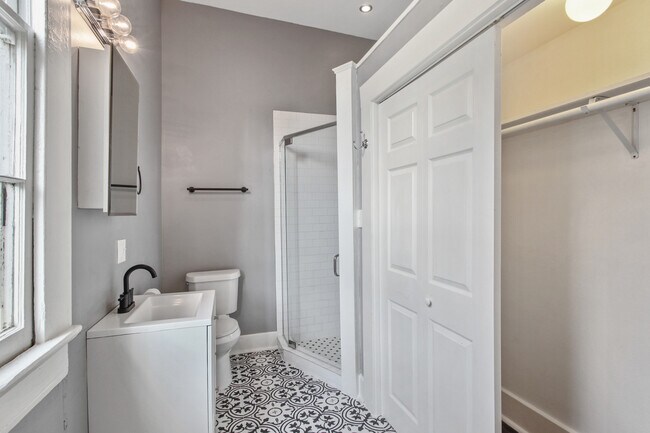 Building Photo - 2421 Valence- right