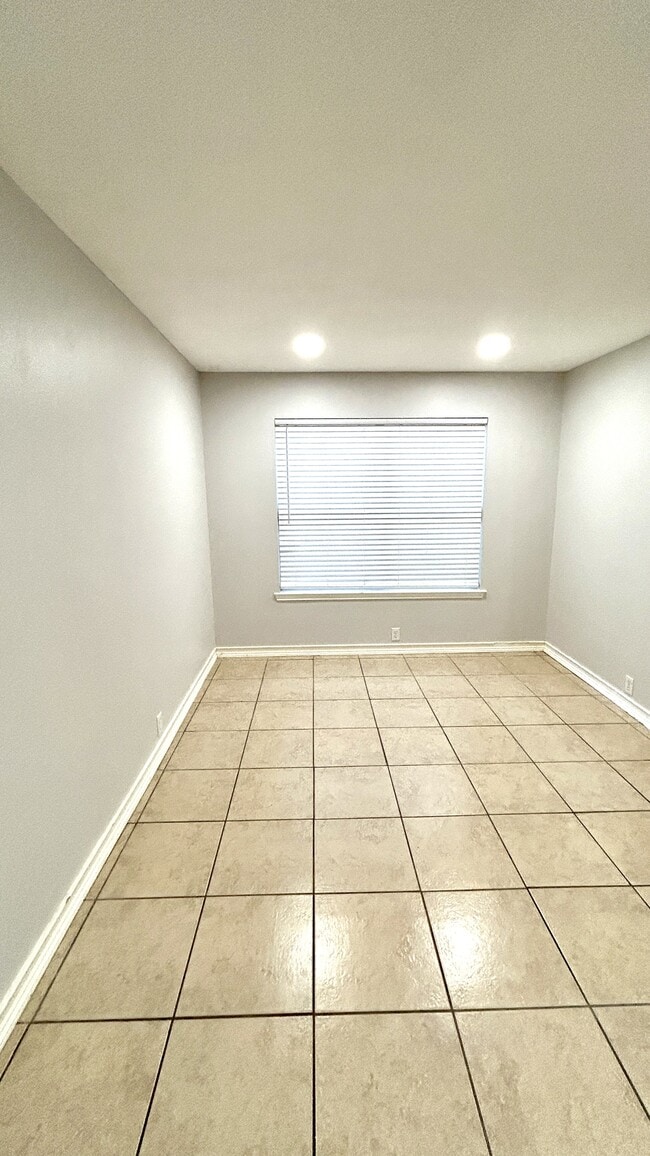 Building Photo - 111 Quail Run Dr